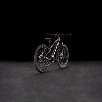Das CUBE Acid 260 Disc galactic'n'cyan 2025 Mountainbike mit dicken Reifen, einem schlanken Rahmen aus Aluminiumrohrsatz und Shimano Schaltung ist vor einem dunklen Hintergrund mit Farbverlauf abgebildet, der nach links geneigt ist, um sowohl die Räder als auch den Lenker zu zeigen.