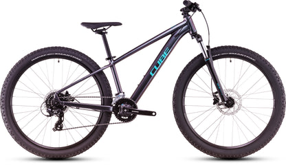 Das CUBE Acid 260 Disc galactic'n'cyan 2025 ist ein schwarzes Mountainbike mit großen Stollenreifen, Federgabel vorne, blauem CUBE-Logo auf dem Aluminiumrahmen und Shimano-Schaltung, von der Seite auf weißem Grund dargestellt.