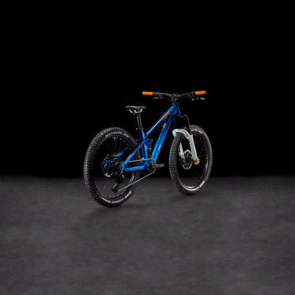 Das CUBE Stereo 240 ONE actionteam 2025, ein 24-Zoll-Mountainbike für Kinder mit dicken Reifen, orangefarbenen Lenkergriffen und einer silbernen Federgabel, ist vor einem dunklen Hintergrund abgebildet.