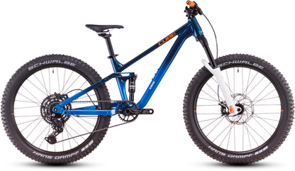 Das CUBE Stereo 240 ONE actionteam 2025 ist ein blaues 24-Zoll-Kinder-Mountainbike mit Vollfederung, dicken Stollenreifen, orangefarbenem Lenker und Gabel, Scheibenbremsen, breiten Pedalen und schwarzem Sattel - ideal für junge Trail-Fahrer.