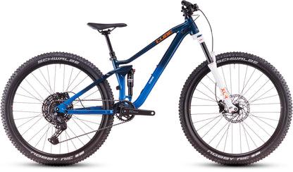 Das CUBE Stereo ONE22 Rookie actionteam, ein blaues, vollgefedertes Mountainbike mit schwarzen und weißen Akzenten, dicken Stollenreifen, Shimano 11-Gang-Schaltung und Scheibenbremsen, ist im Seitenprofil vor weißem Hintergrund abgebildet.