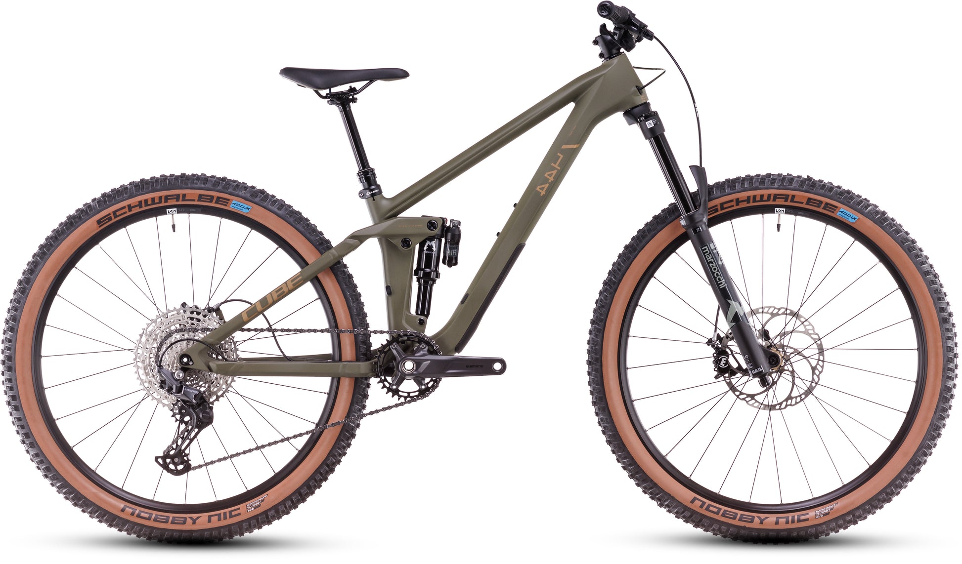 Das CUBE Stereo ONE44 HPC Rookie dustyolive'n'gold 2025 ist ein modernes, vollgefedertes Mountainbike mit einem Carbonrahmen in Olivgrün, großen Schwalbe Nobby Nic-Reifen mit braunen Felgen, Scheibenbremsen und einem schwarzen Sattel für Stil und Leistung.