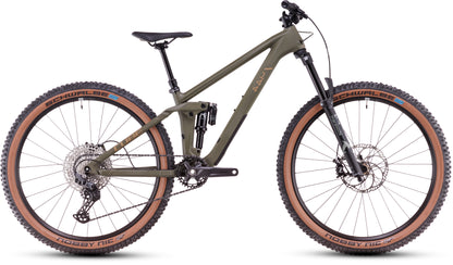 Das CUBE Stereo ONE44 HPC Rookie dustyolive'n'gold 2025 ist ein modernes, vollgefedertes Mountainbike mit einem Carbonrahmen in Olivgrün, großen Schwalbe Nobby Nic-Reifen mit braunen Felgen, Scheibenbremsen und einem schwarzen Sattel für Stil und Leistung.