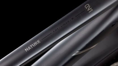 Nahaufnahme eines mattschwarzen CUBE Nature ONE Allroad black'n'black Rahmens mit NATURE, SIZE S, WHEELS 29 und ON1 in weiß auf dem Oberrohr, mit Shimano 1x8-Gang Schaltung, vor einem schwarzen Hintergrund.
