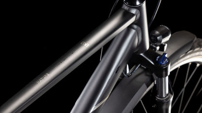 Nahaufnahme des mattschwarzen Cube Nature ONE Allroad black'n'black Rahmens von CUBE, mit Oberrohr, Gabel, Vorderrad und Lenker mit Shimano 1x8-Gang Schaltung vor schwarzem Hintergrund.