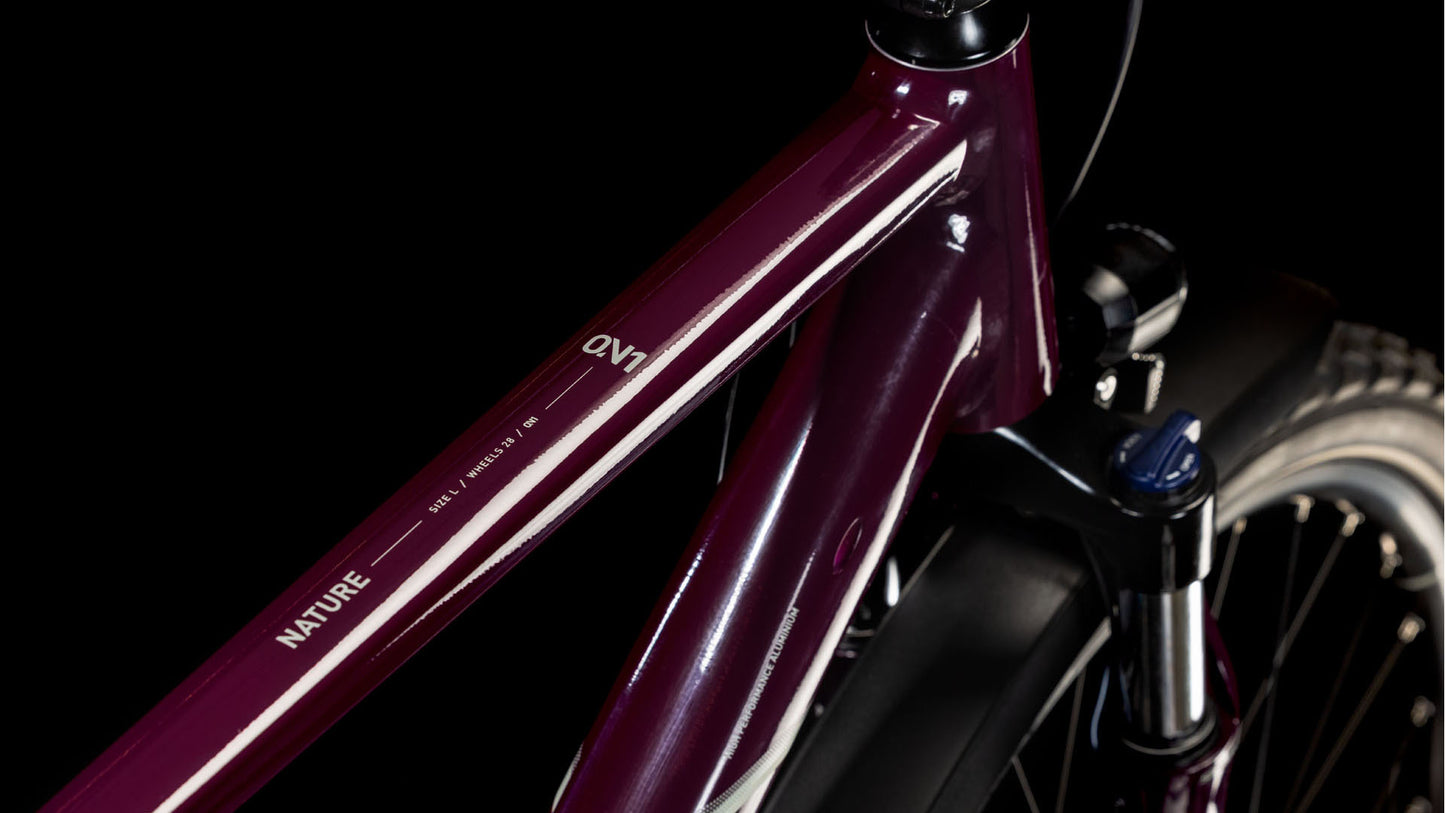 Nahaufnahme des Cube Nature ONE Allroad amarone'n'lunar 2025 Rahmens von CUBE mit weißen Akzenten, "NATURE" Branding, Oberrohransicht, Federgabel und Shimano 1x8-Gang Schaltung auf schwarzem Hintergrund.