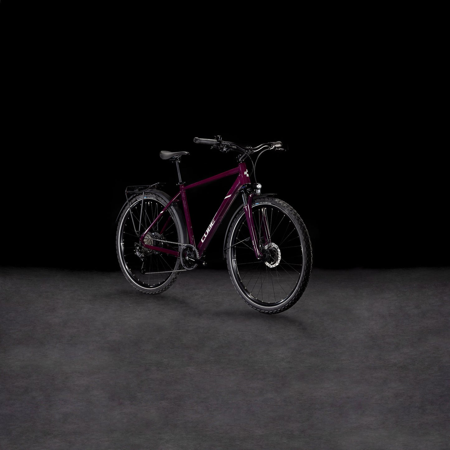 Ein Cube Nature ONE Allroad amarone'n'lunar Mountainbike mit einer Shimano 1x8-Gang Schaltung, schwarzem Sattel und Lenker wird auf einer dunklen, strukturierten Oberfläche vor einem schwarzen Hintergrund dargestellt. Marke: CUBE.