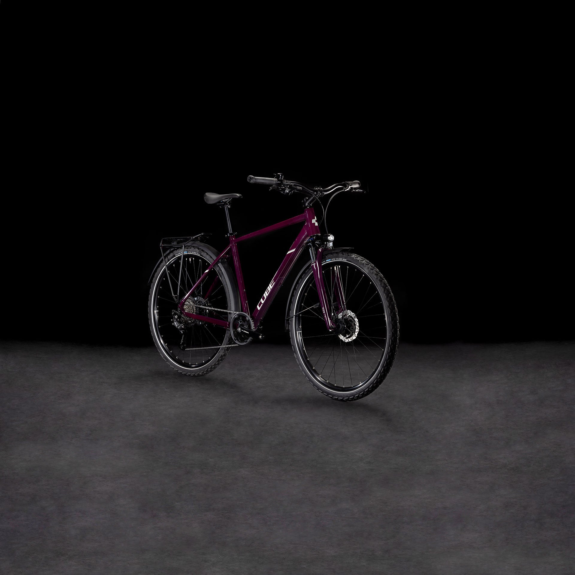Ein Cube Nature ONE Allroad amarone'n'lunar Mountainbike mit einer Shimano 1x8-Gang Schaltung, schwarzem Sattel und Lenker wird auf einer dunklen, strukturierten Oberfläche vor einem schwarzen Hintergrund dargestellt. Marke: CUBE.