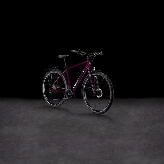 Ein Cube Nature ONE Allroad amarone'n'lunar Mountainbike mit einer Shimano 1x8-Gang Schaltung, schwarzem Sattel und Lenker wird auf einer dunklen, strukturierten Oberfläche vor einem schwarzen Hintergrund dargestellt. Marke: CUBE.