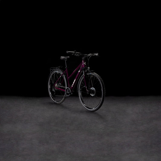 Ein Cube Nature ONE Allroad amarone'n'lunar Trapeze von CUBE, mit schwarzen Reifen und Lenker und einer Shimano 8-Gang Schaltung, steht auf einer dunklen Fläche vor einem schwarzen Hintergrund.