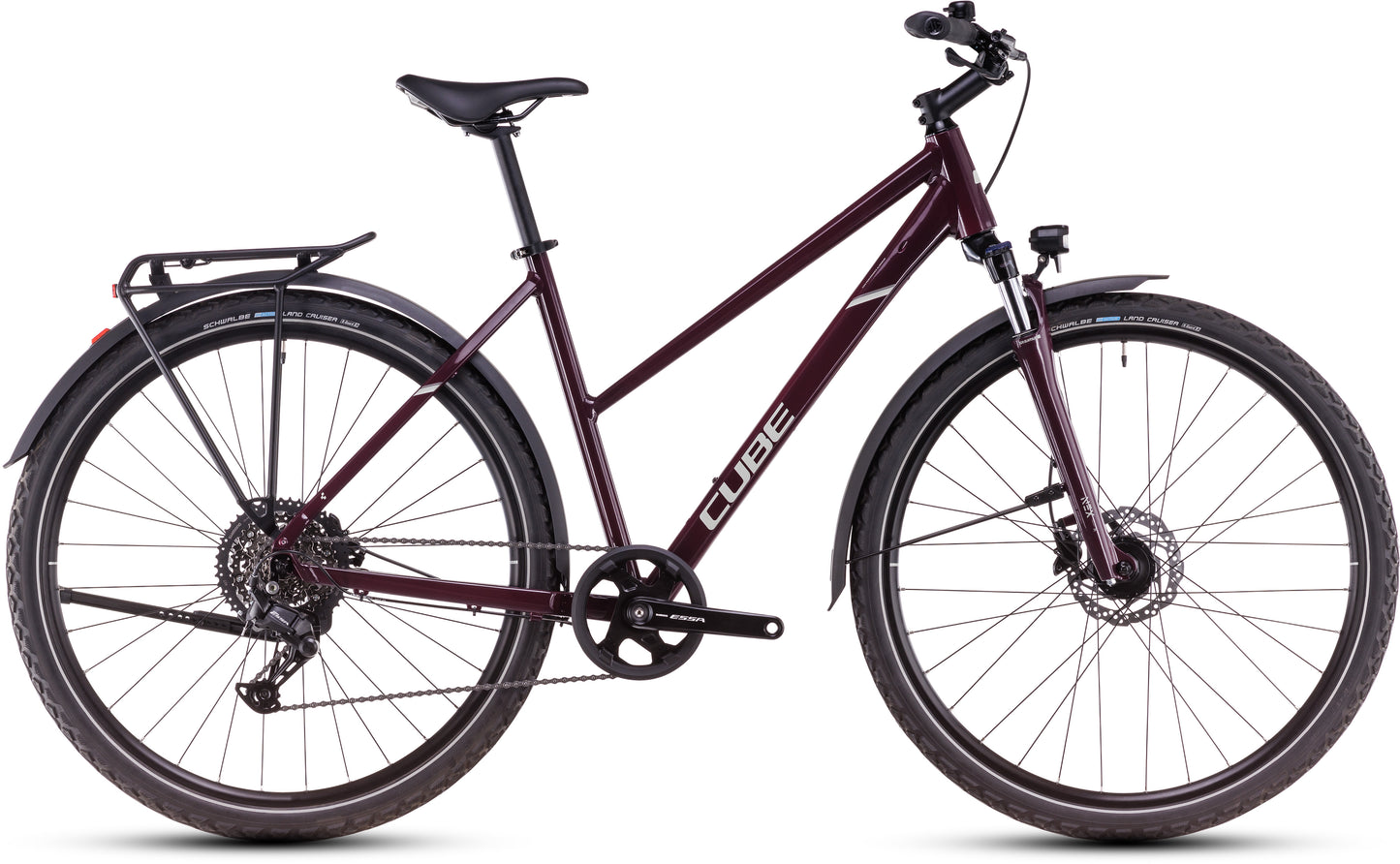Ein dunkelkastanienbraunes CUBE Cube Nature ONE Allroad amarone'n'lunar Trapeze Trekkingrad mit Durchstiegsrahmen, Shimano 8-Gang-Schaltung, Vorderradfederung, Gepäckträger, Schutzblechen und Scheibenbremsen ist seitlich vor einem weißen Hintergrund abgebildet.