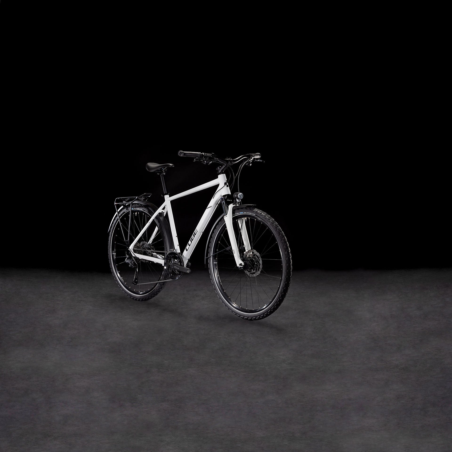 Ein Cube Nature Pro Allroad cotton'n'grey Mountainbike von CUBE mit schwarzem Lenker und Reifen, Aluminiumrahmen und Shimano Cues Schaltung steht auf einer dunkel strukturierten Oberfläche vor einem soliden schwarzen Hintergrund.