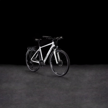 Ein Cube Nature Pro Allroad cotton'n'grey Mountainbike von CUBE mit schwarzem Lenker und Reifen, Aluminiumrahmen und Shimano Cues Schaltung steht auf einer dunkel strukturierten Oberfläche vor einem soliden schwarzen Hintergrund.