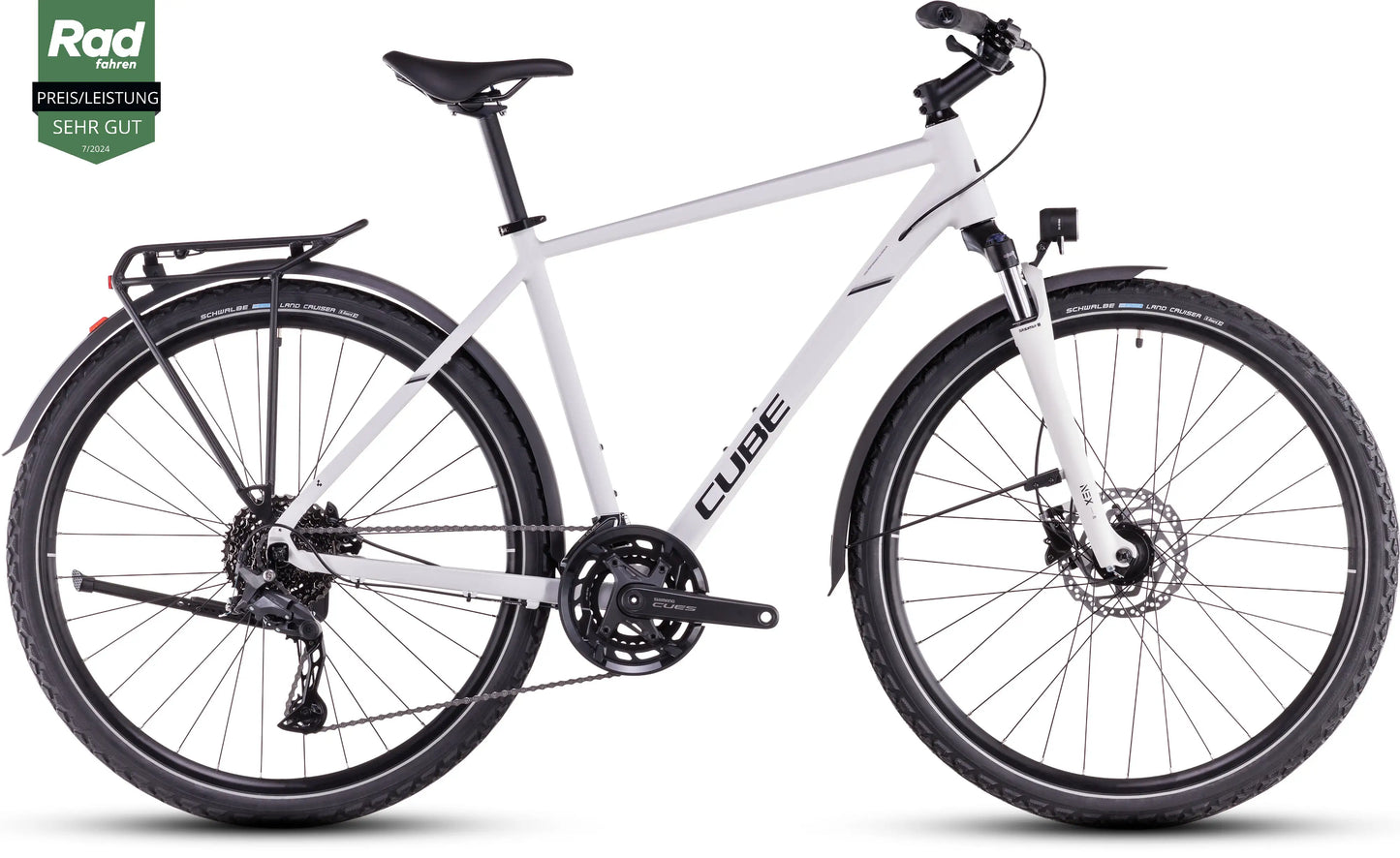 Das CUBE Nature Pro Allroad cotton'n'grey hybrid bike verfügt über einen Aluminiumrahmen, Vorderradfederung, Shimano Cues Schaltung, schwarzen Sattel und Lenker, Gepäckträger und Scheibenbremsen. In der oberen linken Ecke befindet sich eine grüne Sehr Gut-Plakette.