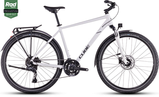 Das CUBE Nature Pro Allroad cotton'n'grey hybrid bike verfügt über einen Aluminiumrahmen, Vorderradfederung, Shimano Cues Schaltung, schwarzen Sattel und Lenker, Gepäckträger und Scheibenbremsen. In der oberen linken Ecke befindet sich eine grüne Sehr Gut-Plakette.