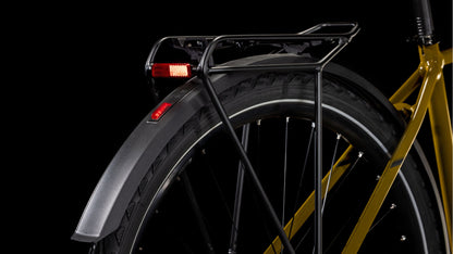 Nahaufnahme des Hinterrads eines CUBE Nature Pro Allroad willowgreen'n'black mit schwarzem Schutzblech, Aluminiumrahmen, Gepäckträger und rot beleuchtetem Rücklicht vor schwarzem Hintergrund. Der Fahrradrahmen ist weidengrün.