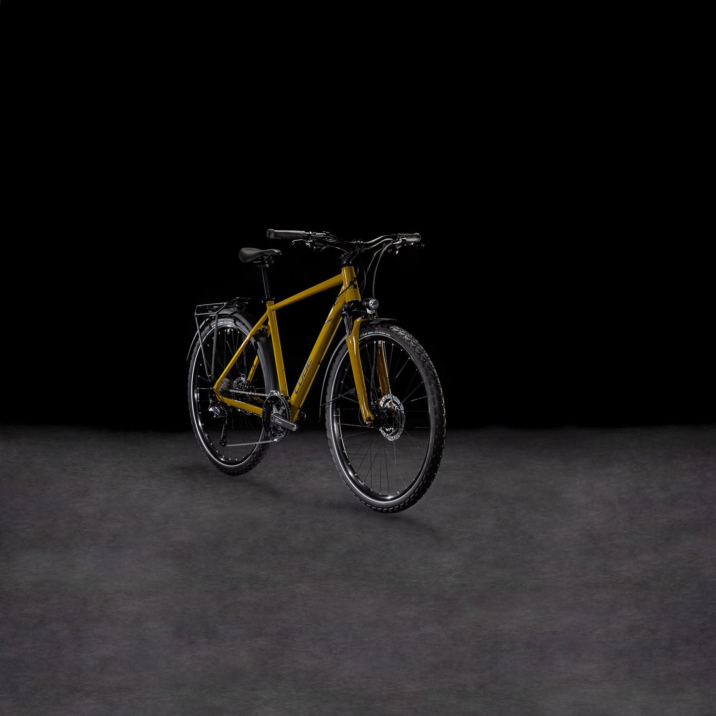 Ein Cube Nature Pro Allroad weidengrün-schwarzes Elektrofahrrad mit Aluminiumrahmen, Gepäckträger und schwarzem Sattel steht auf einer dunklen Fläche vor schwarzem Hintergrund, leicht nach rechts gerichtet, um seine elegante Shimano Cues-Schaltung zu präsentieren.