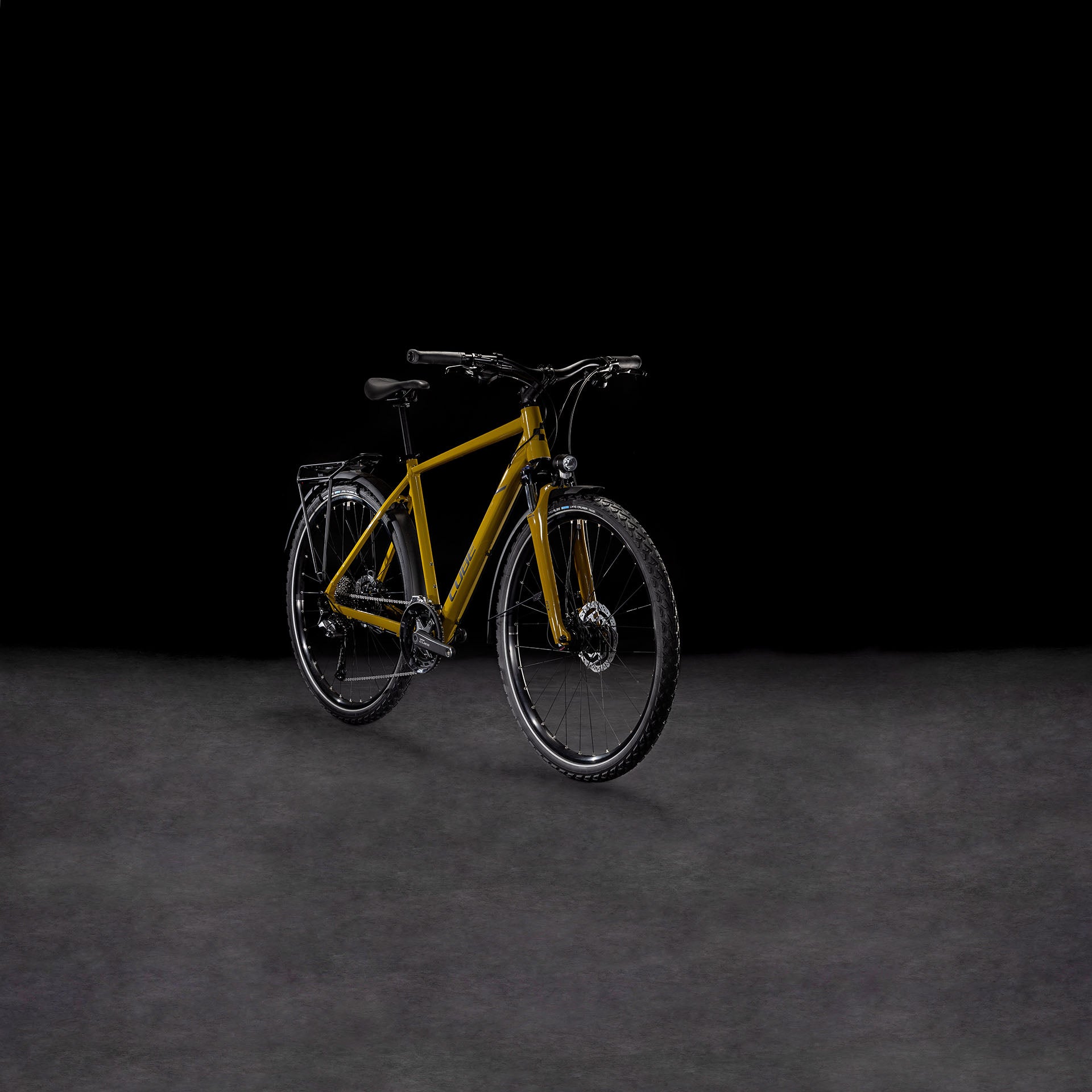 Ein Cube Nature Pro Allroad weidengrün-schwarzes Elektrofahrrad mit Aluminiumrahmen, Gepäckträger und schwarzem Sattel steht auf einer dunklen Fläche vor schwarzem Hintergrund, leicht nach rechts gerichtet, um seine elegante Shimano Cues-Schaltung zu präsentieren.