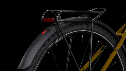 Nahaufnahme des Hinterrads des CUBE Nature Pro Allroad willowgreen'n'black Trapeze 2025, mit schwarzem Schutzblech, Gepäckträger, rotem Reflektor und einem Teil des gelben, leichten Aluminiumrahmens vor schwarzem Hintergrund.