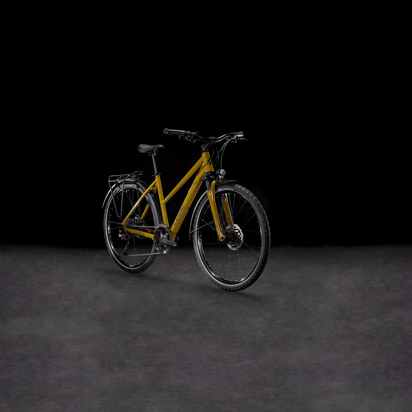 Ein Cube Nature Pro Allroad weidengrün-schwarzes Trapeze-Trekkingrad von CUBE mit schwarzem Lenker, Laufrädern, Shimano-Scheibenbremsen und einem hinteren Gepäckträger wird auf einer dunkel strukturierten Oberfläche vor einem schwarzen Hintergrund gezeigt.