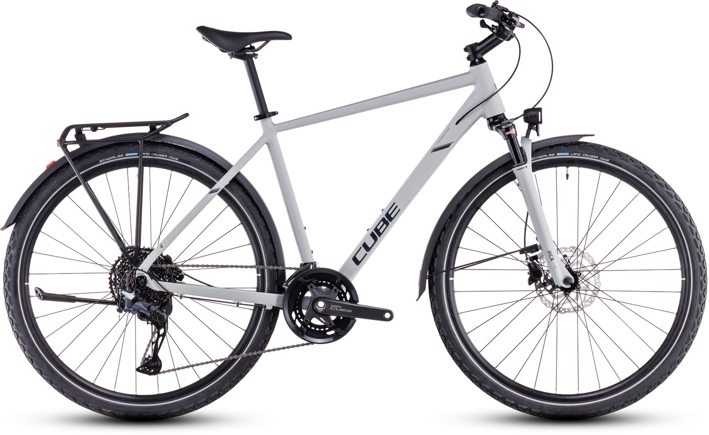 Ein CUBE Cube Nature EXC Allroad Hybrid-Fahrrad in Seasalt'n'Pyrit mit Aluminiumrahmen, Vorderradaufhängung, Shimano Cues-Schaltung, schwarzem Lenker, Gepäckträger und Schutzblechen; dargestellt in der Seitenansicht auf weißem Hintergrund.