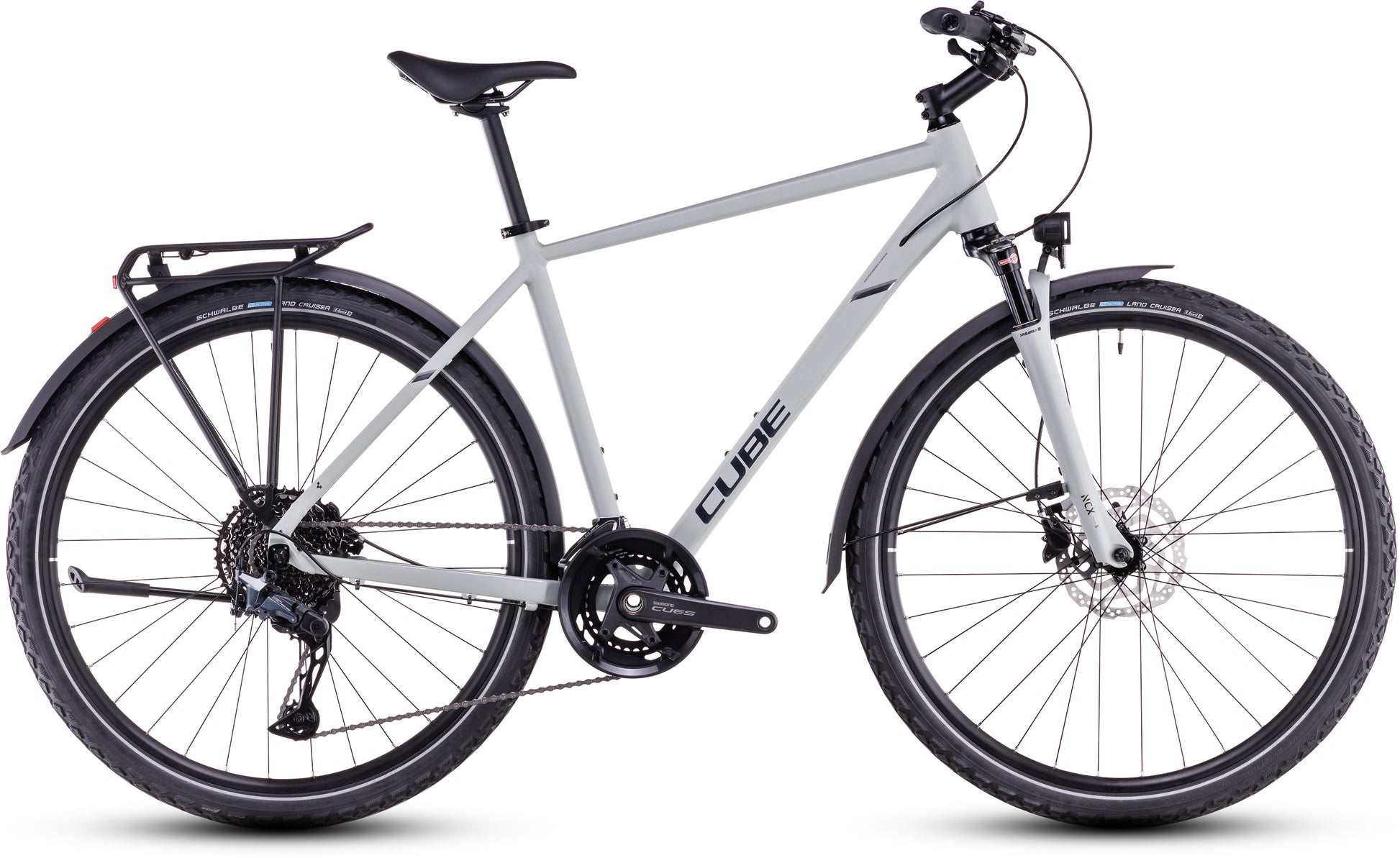 Ein CUBE Cube Nature EXC Allroad Hybrid-Fahrrad in Seasalt'n'Pyrit mit Aluminiumrahmen, Vorderradaufhängung, Shimano Cues-Schaltung, schwarzem Lenker, Gepäckträger und Schutzblechen; dargestellt in der Seitenansicht auf weißem Hintergrund.