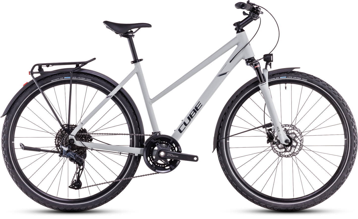 Ein CUBE Nature EXC Allroad seasalt'n'pyrite Trapeze Hybrid-Fahrrad mit Vorderradfederung, Shimano Cues 2x11-Gangschaltung, hydraulischen Scheibenbremsen, Gepäckträger und Schutzblechen, dargestellt in Seitenansicht auf weißem Hintergrund.