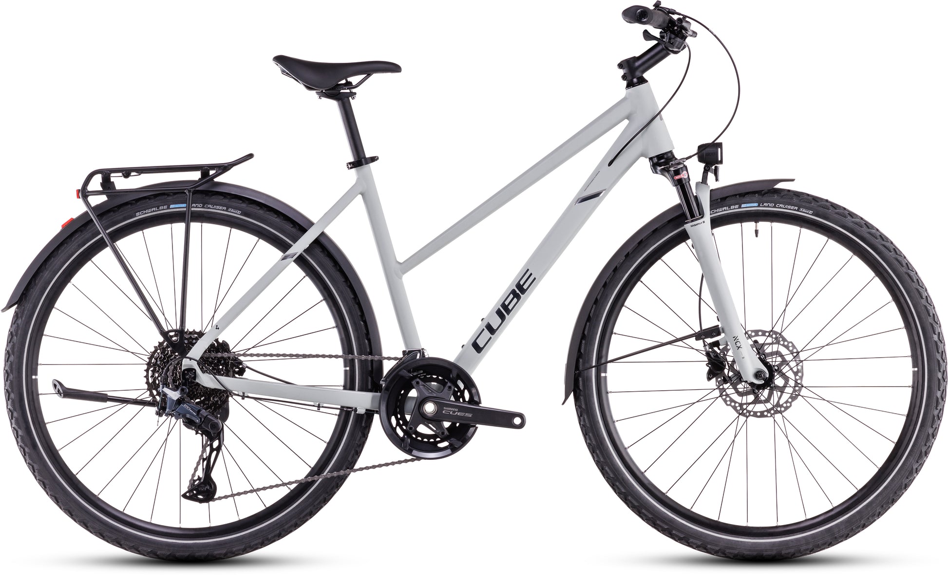 Ein CUBE Nature EXC Allroad seasalt'n'pyrite Trapeze Hybrid-Fahrrad mit Vorderradfederung, Shimano Cues 2x11-Gangschaltung, hydraulischen Scheibenbremsen, Gepäckträger und Schutzblechen, dargestellt in Seitenansicht auf weißem Hintergrund.