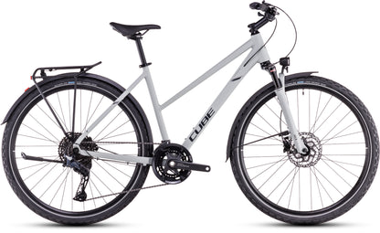 Ein CUBE Nature EXC Allroad seasalt'n'pyrite Trapeze Hybrid-Fahrrad mit Vorderradfederung, Shimano Cues 2x11-Gangschaltung, hydraulischen Scheibenbremsen, Gepäckträger und Schutzblechen, dargestellt in Seitenansicht auf weißem Hintergrund.
