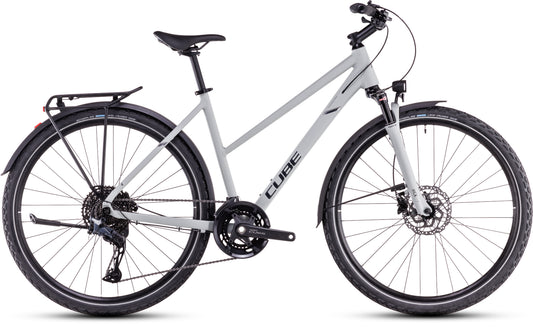 Ein CUBE Nature EXC Allroad seasalt'n'pyrite Trapeze Hybrid-Fahrrad mit Vorderradfederung, Shimano Cues 2x11-Gangschaltung, hydraulischen Scheibenbremsen, Gepäckträger und Schutzblechen, dargestellt in Seitenansicht auf weißem Hintergrund.
