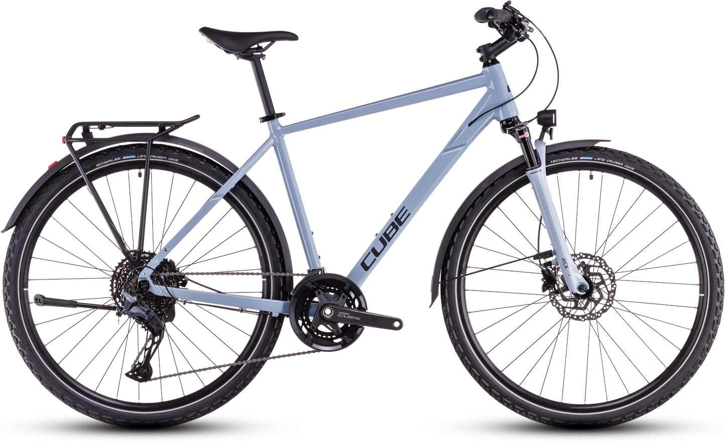 Das CUBE Cube Nature EXC Allroad pigeonblue'n'black ist ein hellblaues Hybridrad mit schwarzem Sitz, Lenker, Gepäckträger und Schutzblechen. Es verfügt über hydraulische Scheibenbremsen, eine Vorderradfederung und einen Shimano Cues 2x11-Gang-Antrieb für Fahrten in der Stadt oder im Gelände.
