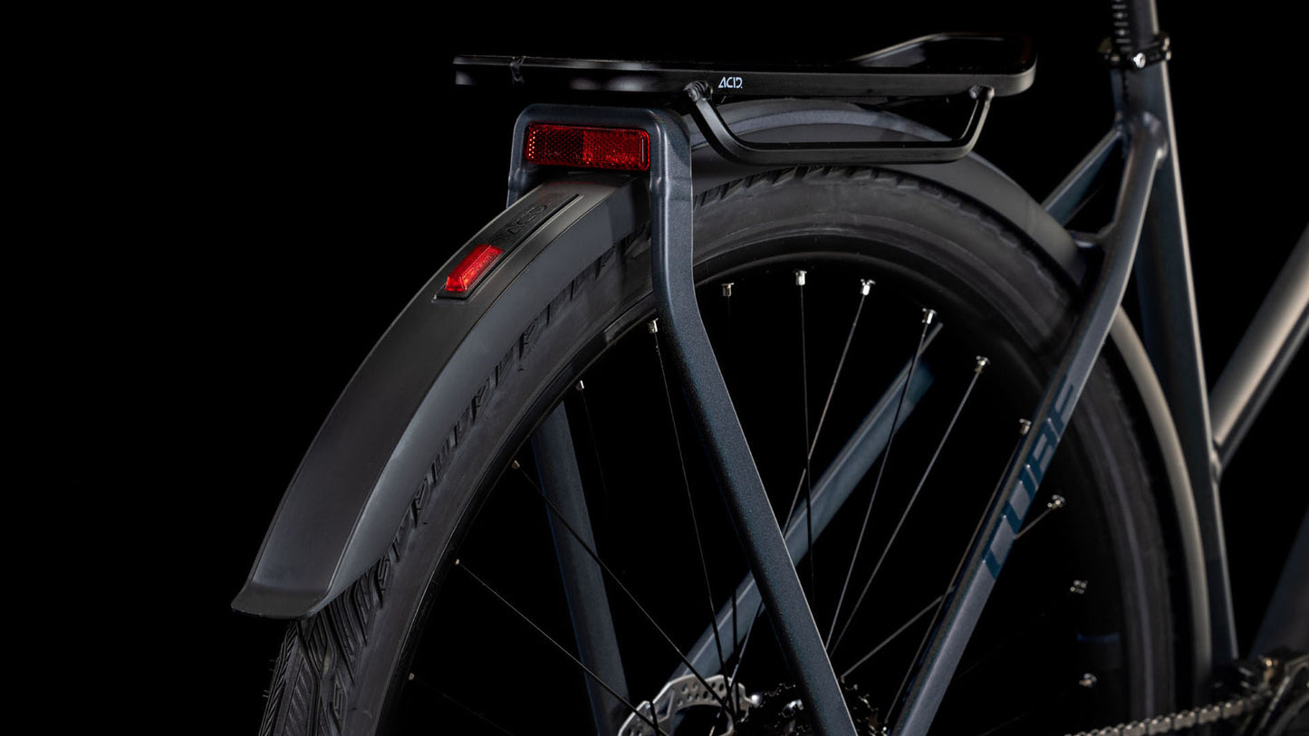 Die Nahaufnahme des Hinterrads des CUBE Cube Kathmandu SLX nightsky'n'ink Trapeze 2025 zeigt eine Shimano Cues 2x11-Gang Schaltung, schwarze Schutzbleche, einen Gepäckträger und zwei rote Reflektoren. Rahmen- und Reifendetails heben sich von einem schwarzen Hintergrund ab.