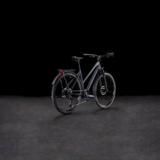 Das CUBE Cube Kathmandu SLX nightsky'n'ink Trapeze 2025, ein modernes E-Bike mit dunklem Rahmen, Schutzblechen, Gepäckträger und Scheibenbremsen - gebaut aus nachhaltigen Materialien - wird vor einem schwarzen Hintergrund aus einem leichten Winkel gezeigt.