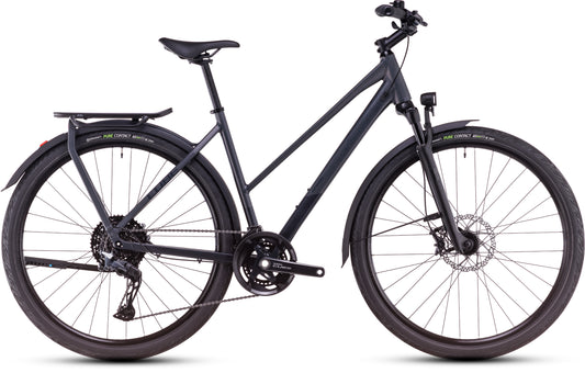 Das CUBE Cube Kathmandu SLX nightsky'n'ink Trapeze 2025 ist ein mattschwarzes Hybrid-Bike mit Step-Through-Rahmen, Shimano Cues 2x11-Gang-Schaltung, Scheibenbremsen, Vorderradfederung, Gepäckträger und breiten Reifen, dargestellt von der Seite auf weißem Grund.