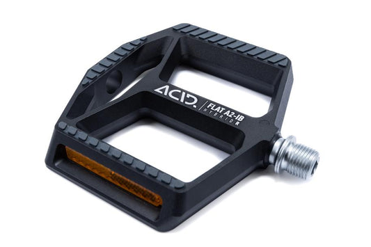 Das ACID Pedale FLAT A2-IB Hybrid R schwarz von ACID ist ein flaches Fahrradpedal mit CNC-gefrästem Körper, Metallspindel, strukturiertem Griff mit Gummieinsätzen, reflektierendem orangefarbenen Streifen und weißem Branding.
