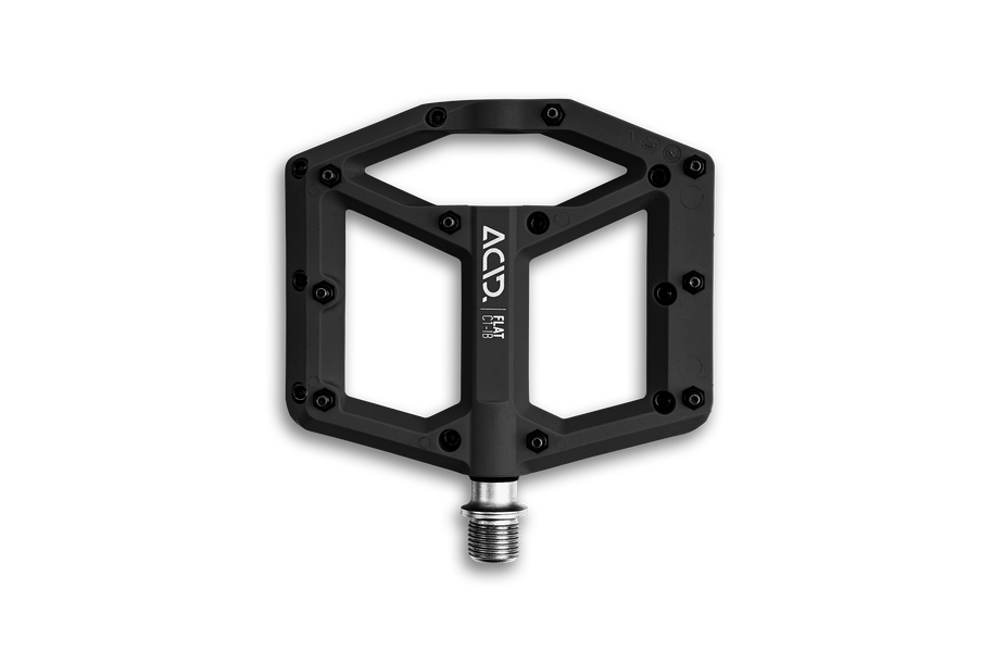 Das ACID Pedale FLAT C1-IB ist ein schwarzes Pedal mit einer breiten Plattform, verstellbaren Pins für den Grip und weißem ACID Branding in der Mitte. Es ist E-Bike-fähig und verfügt über eine silberne Spindel zur sicheren Befestigung an der Kurbel.