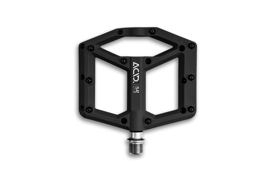 Das ACID Pedale FLAT C1-IB ist ein schwarzes Pedal mit einer breiten Plattform, verstellbaren Pins für den Grip und weißem ACID Branding in der Mitte. Es ist E-Bike-fähig und verfügt über eine silberne Spindel zur sicheren Befestigung an der Kurbel.
