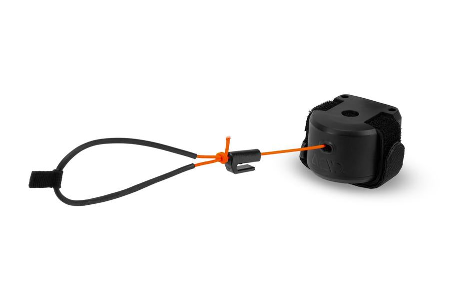 Das Cube ACID Zugsystem MOUNTAIN EXPLORER ist ein kompaktes schwarzes Kunststoffgerät mit verstellbaren Gurten und einer orangefarbenen, selbstaufrollenden Zugschnur mit Schiebeclip und Schlaufe - perfekt für Touren mit Kindern. Abgebildet auf einfarbig weißem Hintergrund.