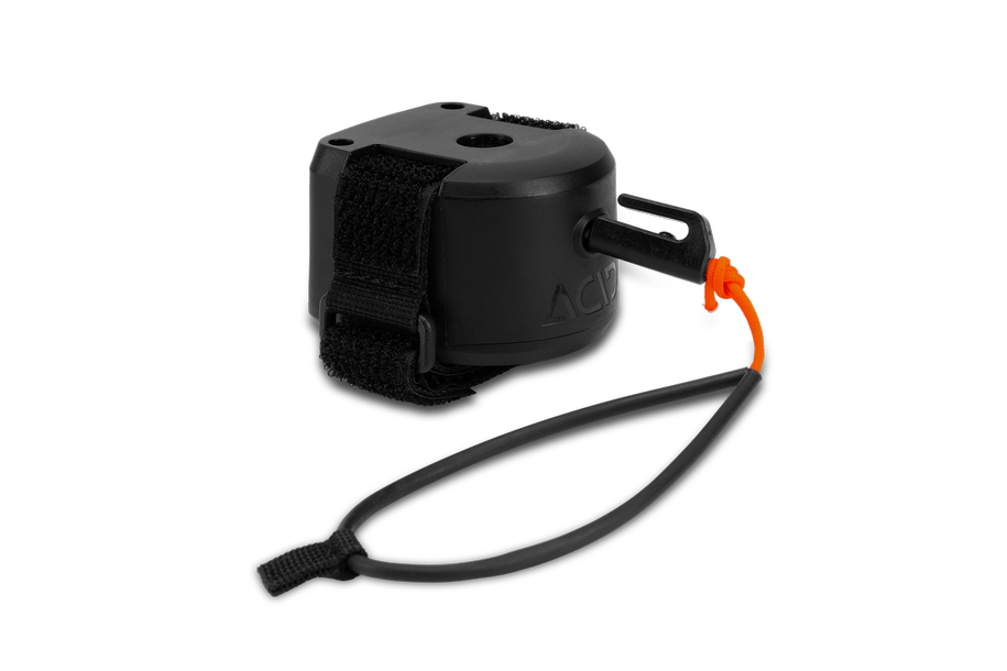 Das Cube ACID Zugsystem MOUNTAIN EXPLORER ist ein schwarzes Handgelenkband mit Kunststoffgehäuse, Klettverschluss und einer orangefarbenen Zugschnur. Die verstellbare Schlaufe sorgt für einen sicheren Sitz - perfekt für Touren mit Kindern.