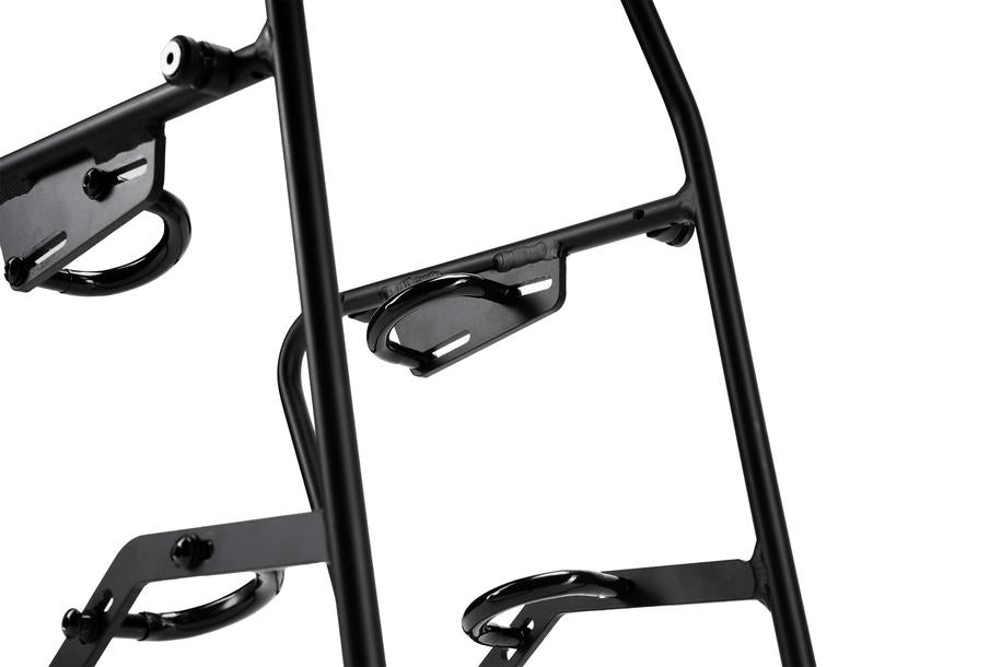 Nahaufnahme des ACID Gepäckträgers LOWRIDER Suspension MTB black von ACID, die den schwarzen Metallrahmen mit geschwungenen Haken und Bügeln zeigt. Ausgestellt im CUBE Store in Goslar, Niedersachsen, vor weißem Hintergrund.
