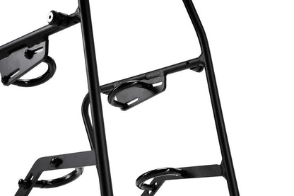 Nahaufnahme des ACID Gepäckträgers LOWRIDER Suspension MTB black von ACID, die den schwarzen Metallrahmen mit geschwungenen Haken und Bügeln zeigt. Ausgestellt im CUBE Store in Goslar, Niedersachsen, vor weißem Hintergrund.