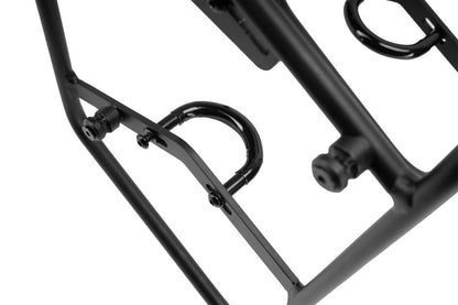 Nahaufnahme des ACID Gepäckträgers LOWRIDER Suspension MTB Fahrradträger von ACID, schwarzes Metall mit Bolzen und gebogenen Stützstangen, isoliert auf weiß - ideal für den urbanen Einsatz in Gebieten wie Goslar oder Hildesheim, Niedersachsen.