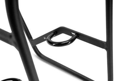 Nahaufnahme des ACID Gepäckträgers LOWRIDER Suspension MTB black von ACID, mit schwarzer Metallstruktur und kreisförmiger Ringbefestigung, fotografiert vor einem weißen Hintergrund.