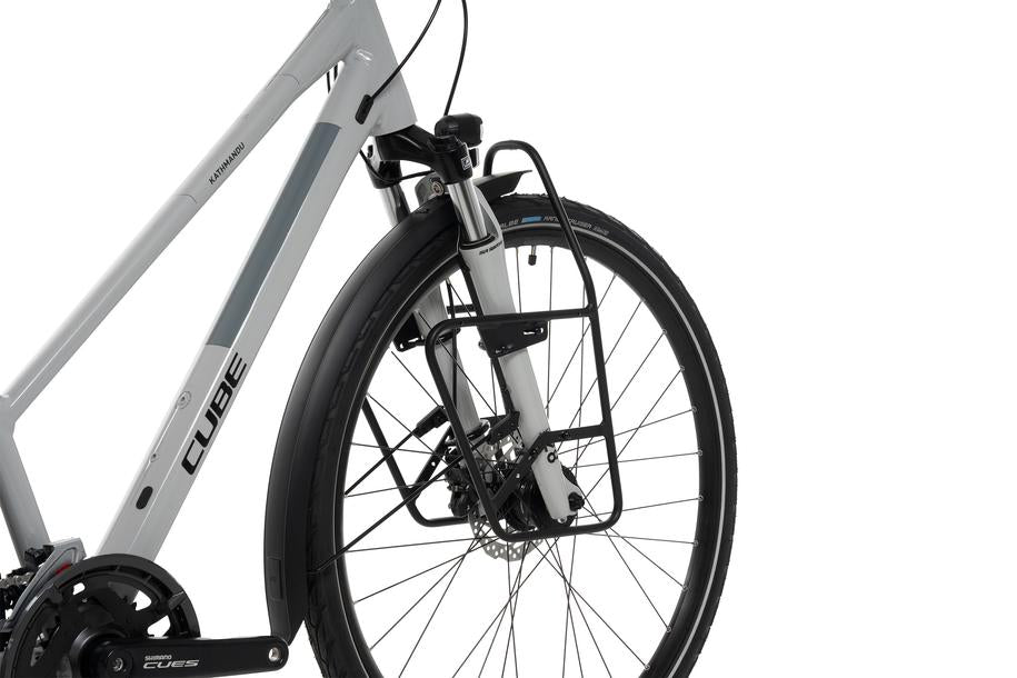 Nahaufnahme des Vorderteils eines grauen Cube-Fahrrads in Göttingen mit dem ACID Gepäckträger LOWRIDER Suspension MTB schwarz von ACID an der Gabel, zusammen mit dem Vorderrad, der Gabel und der Scheibenbremse. Das Fahrrad hat ein schlankes, modernes Design.