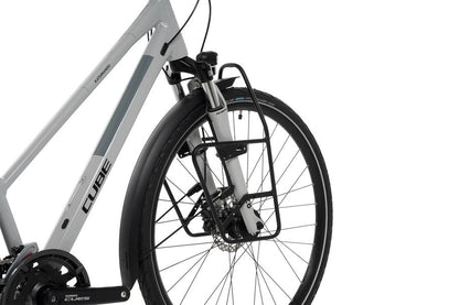 Nahaufnahme des Vorderteils eines grauen Cube-Fahrrads in Göttingen mit dem ACID Gepäckträger LOWRIDER Suspension MTB schwarz von ACID an der Gabel, zusammen mit dem Vorderrad, der Gabel und der Scheibenbremse. Das Fahrrad hat ein schlankes, modernes Design.