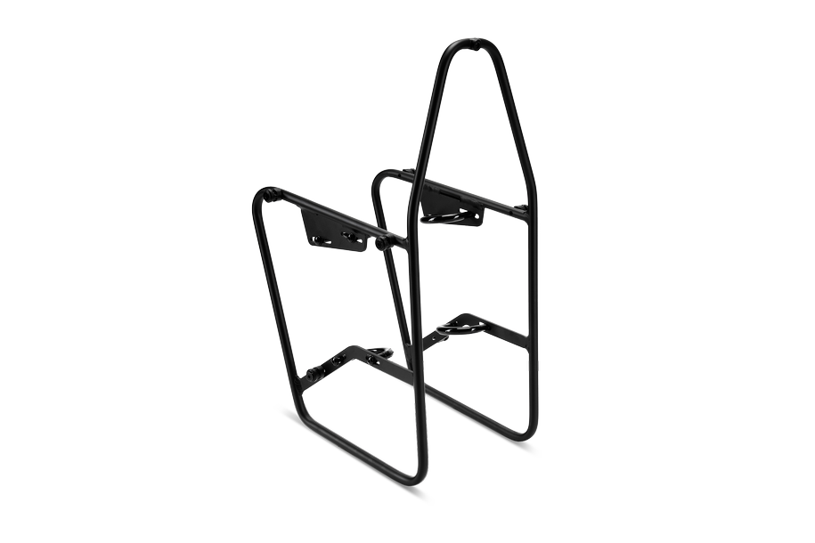 Der ACID Gepäckträger LOWRIDER Suspension MTB black front rack von ACID verfügt über zwei Seitenstützen und Befestigungspunkte für Packtaschen oder Ladung. Erhältlich im CUBE Store Göttingen oder Hildesheim. Abgebildet auf weißem Hintergrund.
