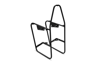 Der ACID Gepäckträger LOWRIDER Suspension MTB black front rack von ACID verfügt über zwei Seitenstützen und Befestigungspunkte für Packtaschen oder Ladung. Erhältlich im CUBE Store Göttingen oder Hildesheim. Abgebildet auf weißem Hintergrund.