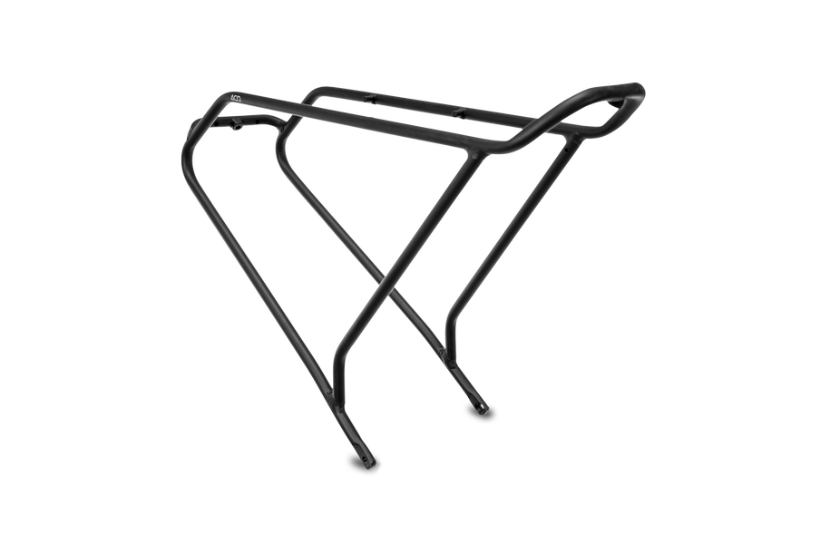 Der ACID Gepäckträger SIC RAIL 29" schwarz ist ein minimalistischer, röhrenförmiger Metallgepäckträger mit zwei Befestigungsbeinen. Erhältlich im CUBE Store Goslar und Göttingen. Marke: ACID. Abgebildet isoliert auf weißem Hintergrund.