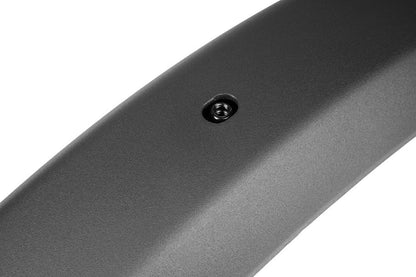 Nahaufnahme des mattschwarzen ACID Schutzblechsets SIC 2.0 84 29" BB Mount mit glatter, gewölbter Oberfläche und versenkter Schraube. Der weiße Hintergrund unterstreicht das Design – ideal für High-End-29-Zoll-Mountainbikes von ACID.