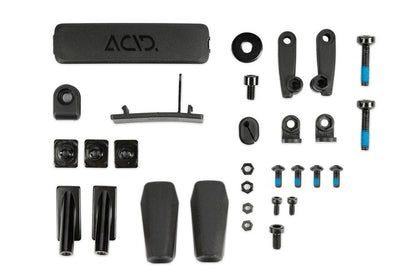 Eine Auswahl an schwarzem Fahrradzubehör und -hardware, darunter Abstandshalter, Schrauben, Muttern, Hebel und Schutzabdeckungen – ideal für Mountainbikes – übersichtlich auf weißem Grund präsentiert. Der größte Artikel ist das ACID Schutzblechset SIC 2.0 84 29" BB Mount von ACID.
